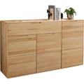 Das Sideboard zeigt gerundete Konturen in Naturbraun