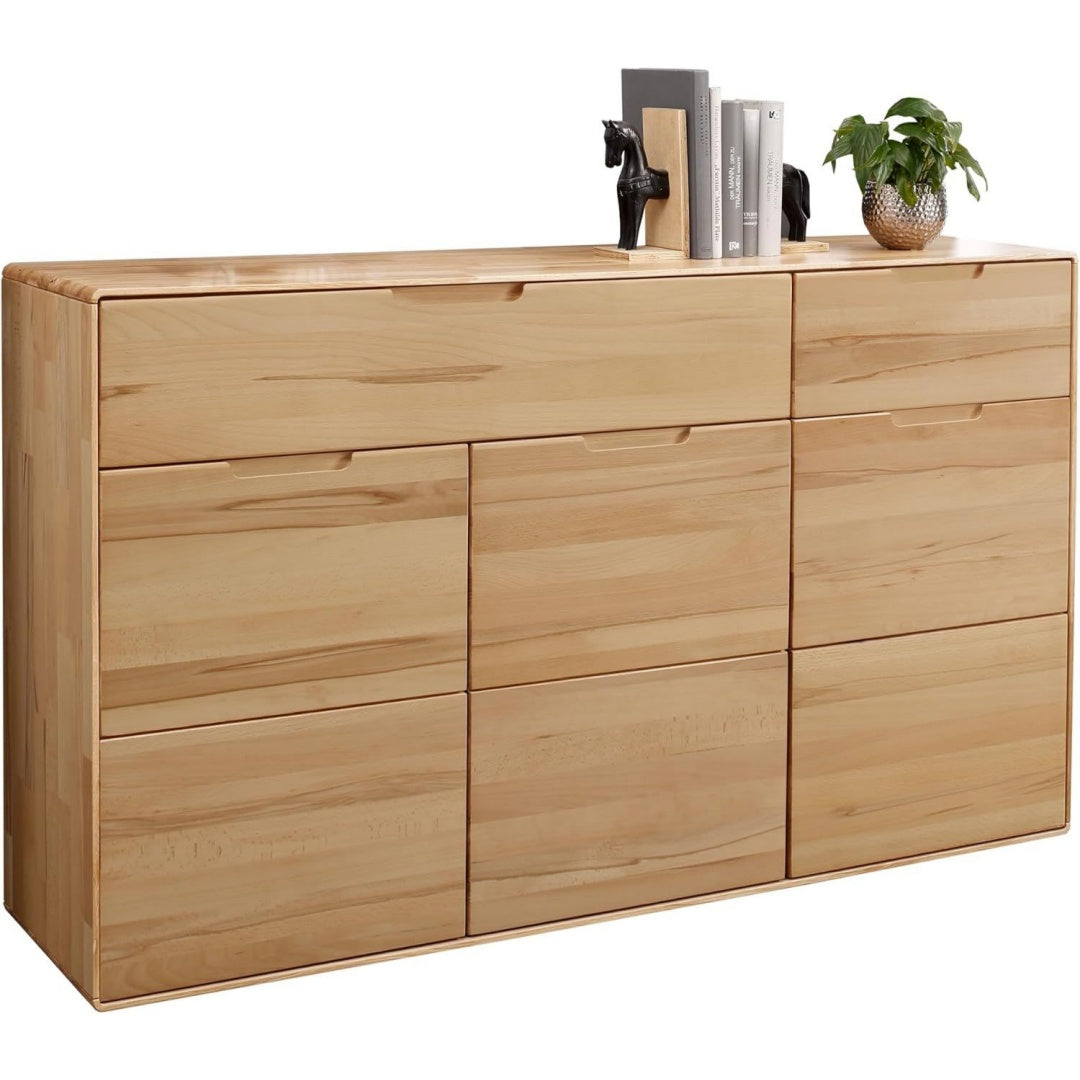Das Sideboard zeigt gerundete Konturen in Naturbraun
