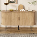 Gerundete Konturen und Holzoptik an dem Sideboard