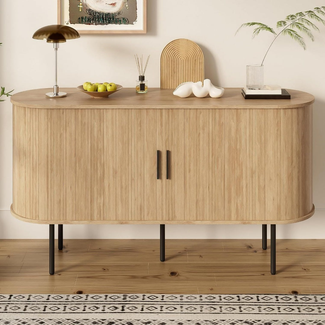 Gerundete Konturen und Holzoptik an dem Sideboard