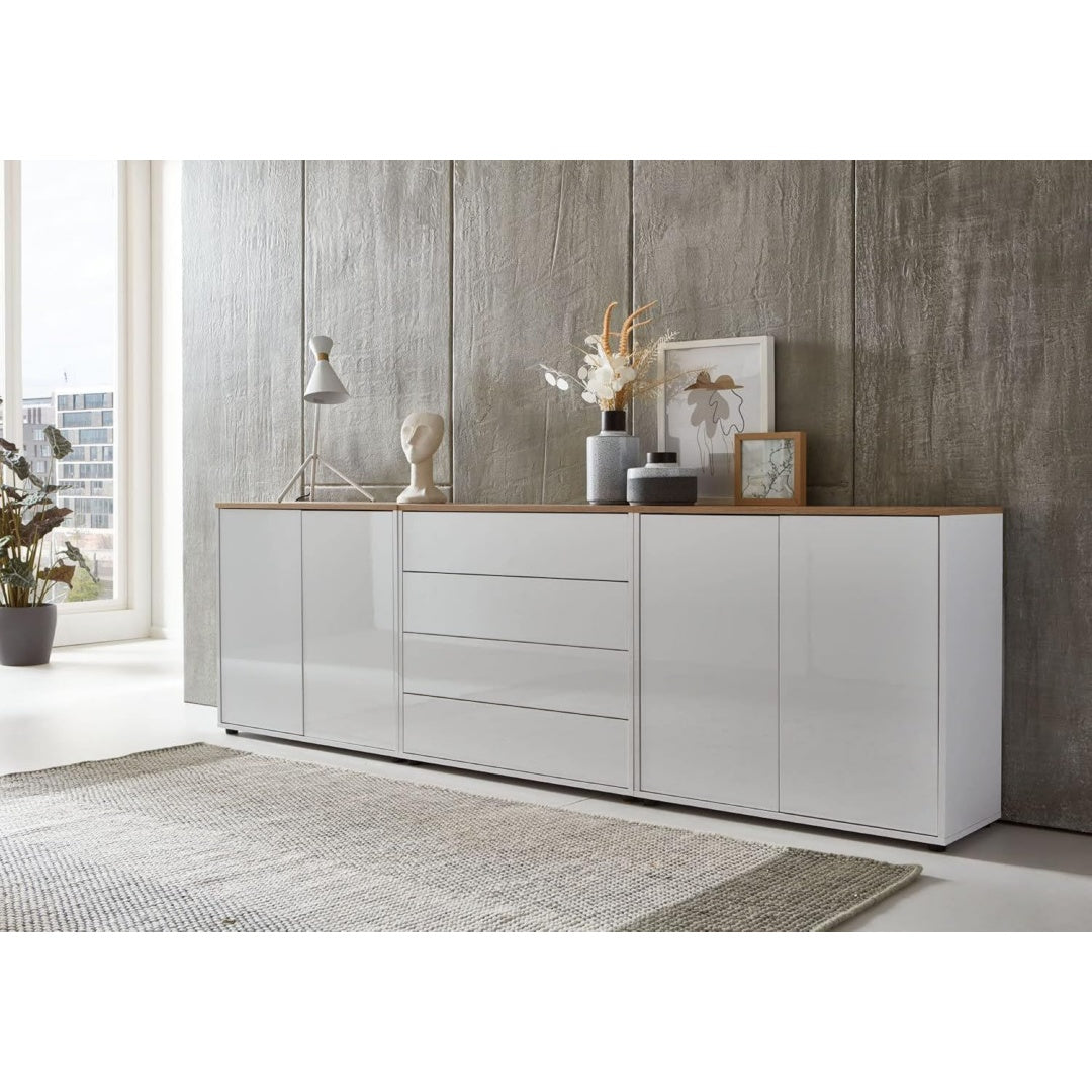 Das Sideboard vereint Schubladen mit matten Oberflaechen