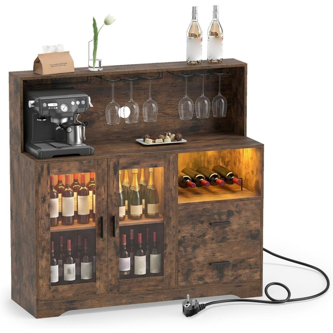 Offene Ablagen und LED Beleuchtung an dem Sideboard