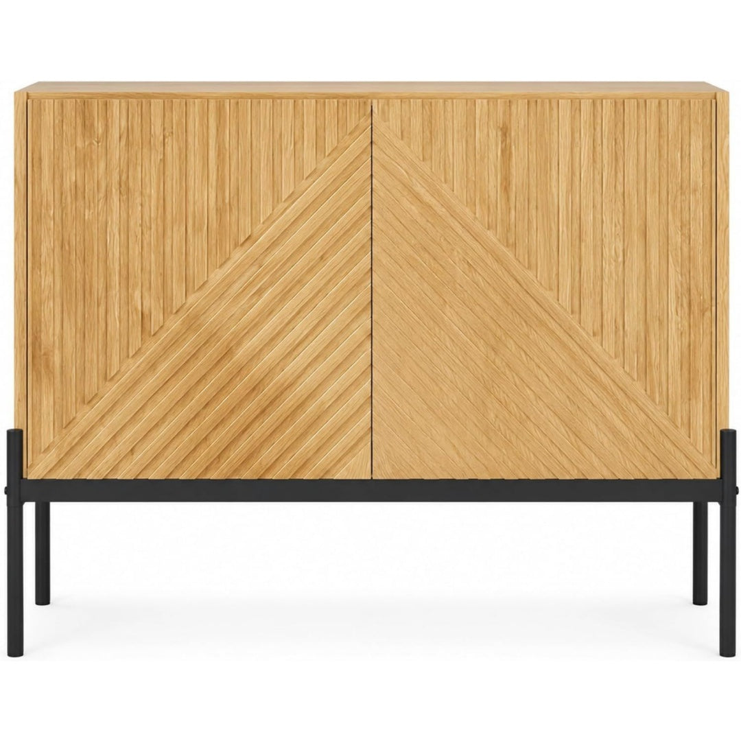 2 Tueren treffen bei dem Sideboard auf ein Metallgestell