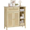 Offene Ablagen und goldfarbene Griffe an dem Sideboard