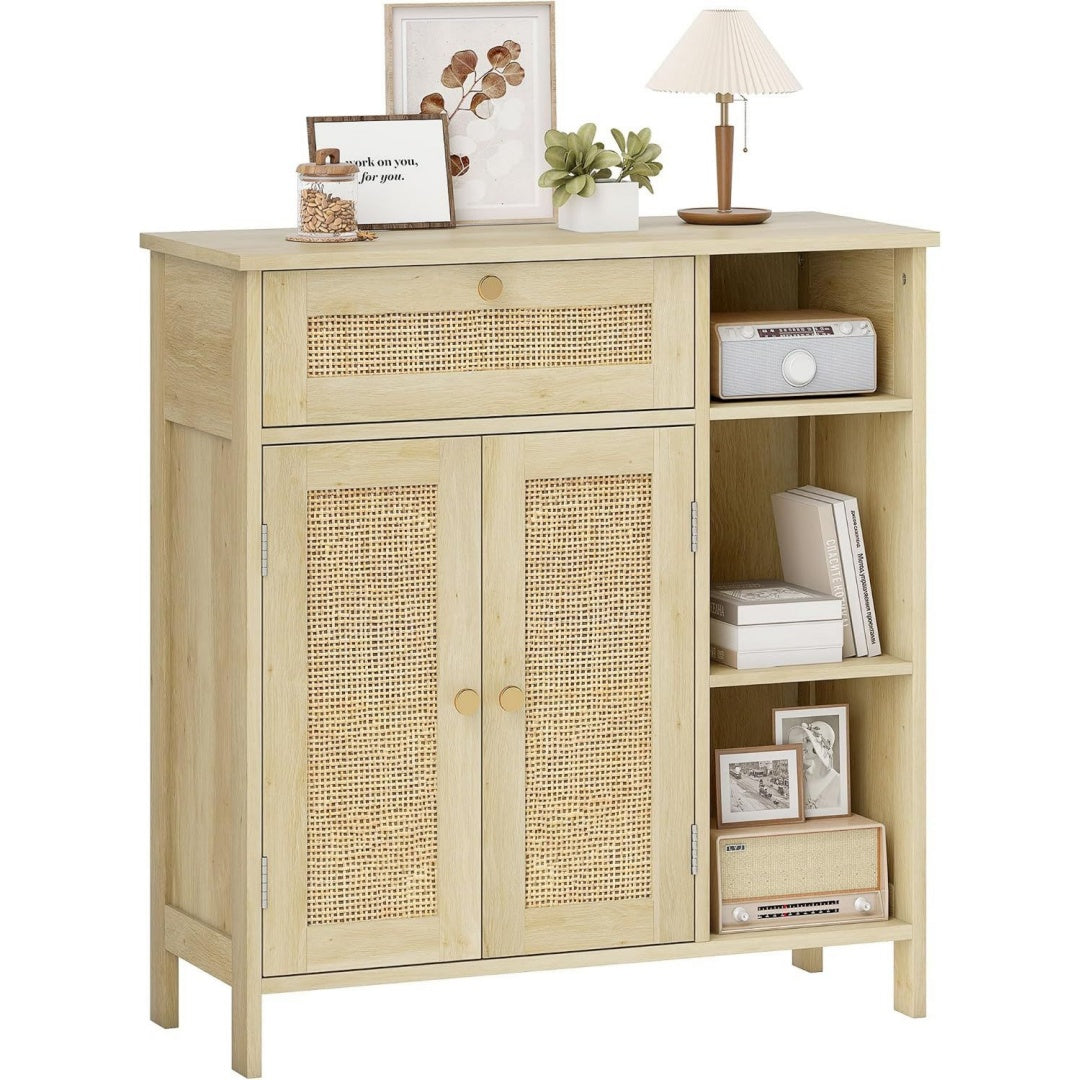 Offene Ablagen und goldfarbene Griffe an dem Sideboard