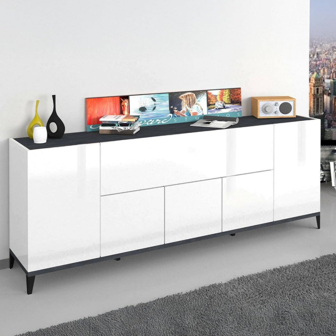 Sideboard aus Metall mit grifflosen Fronten