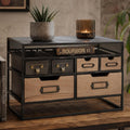 Das Sideboard setzt auf eine Farbgebung in Schwarz und Braun und Grau