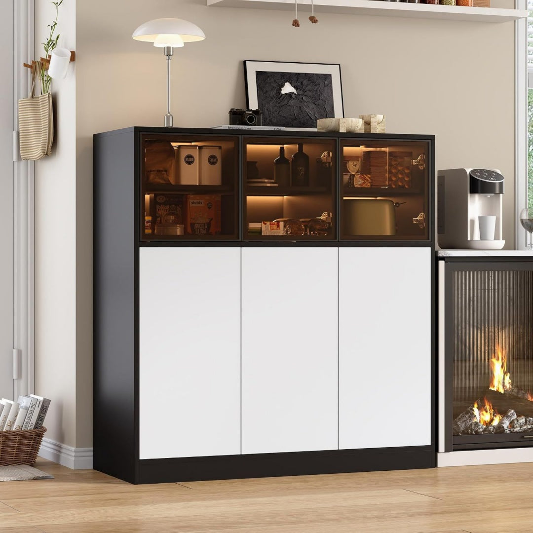 LED Beleuchtung und Glastueren an dem Hochschrank