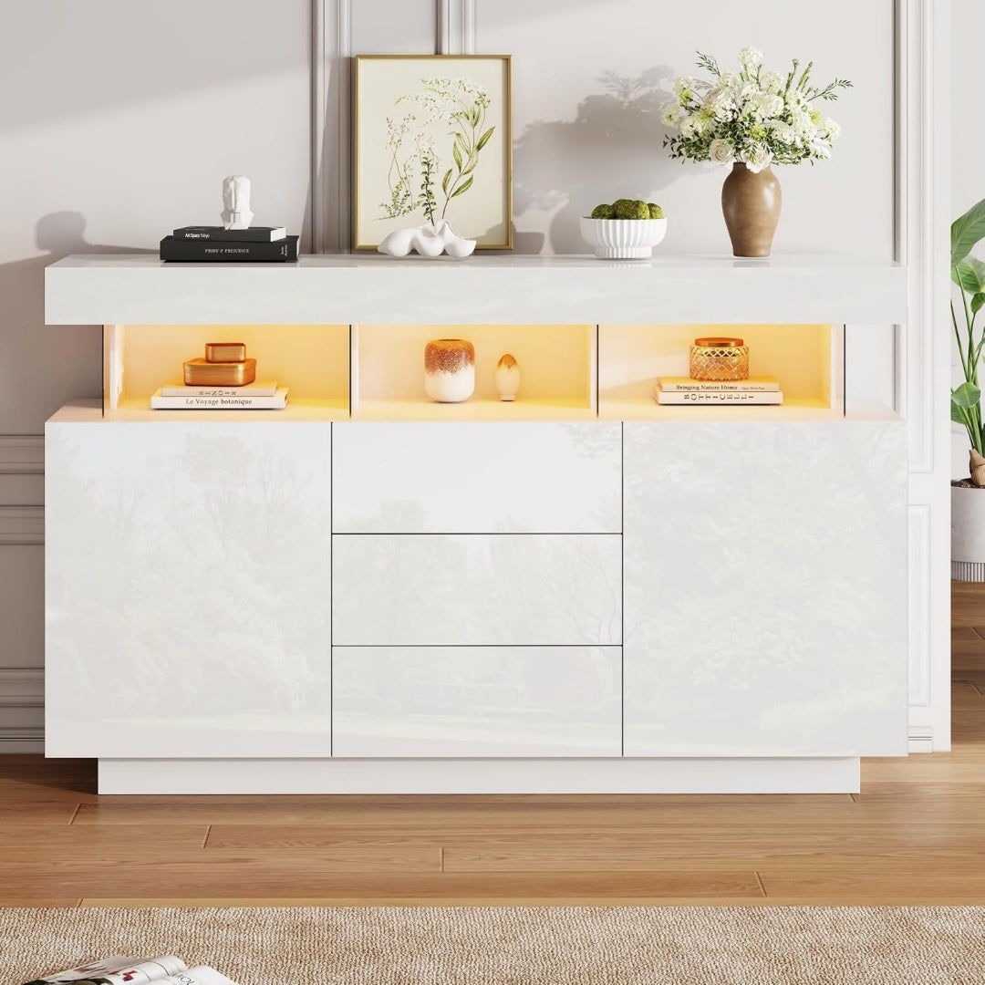 Schiebetueren und glaenzende Oberflaechen an dem Sideboard