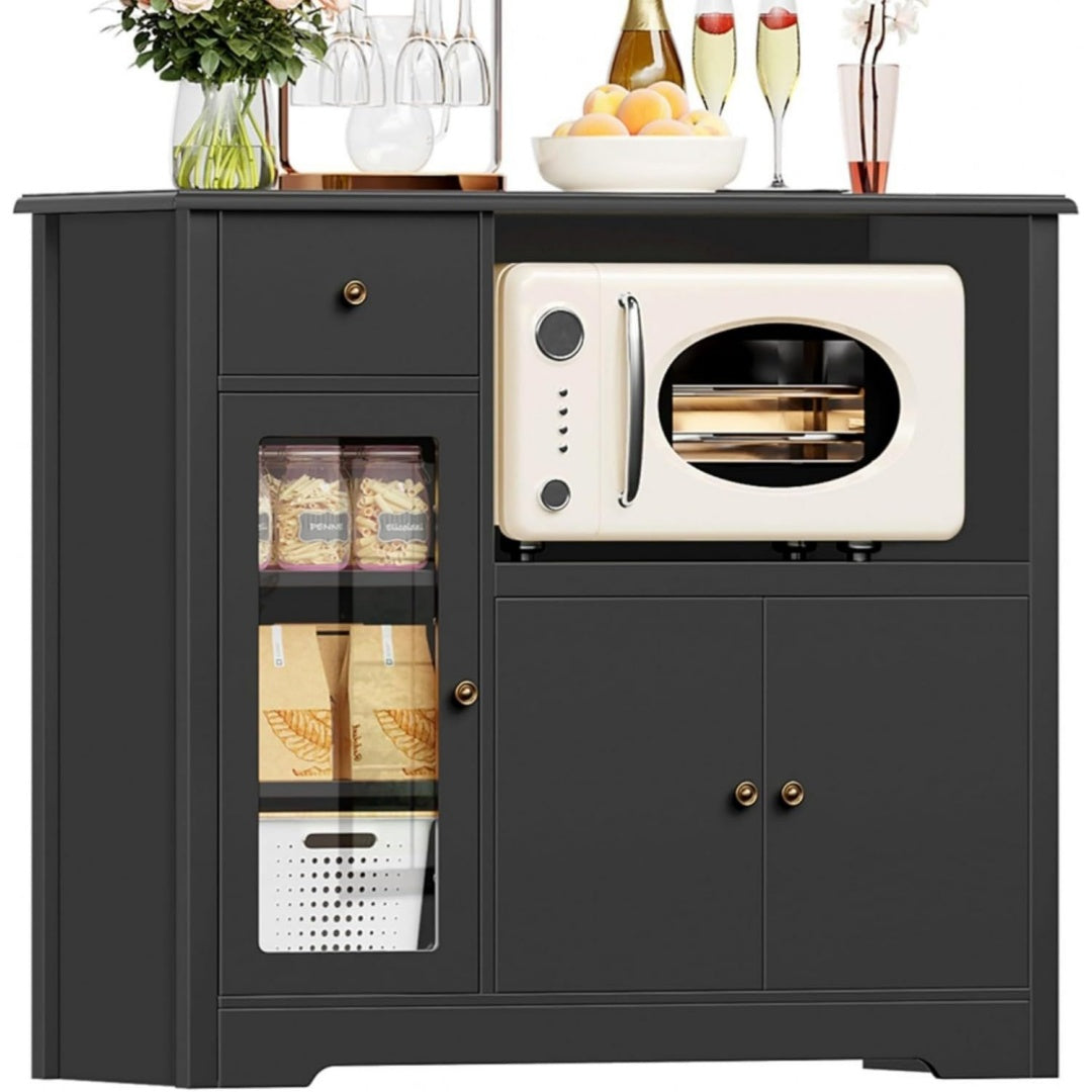 Sideboard mit verstellbaren Ablagen und Metallgriffen