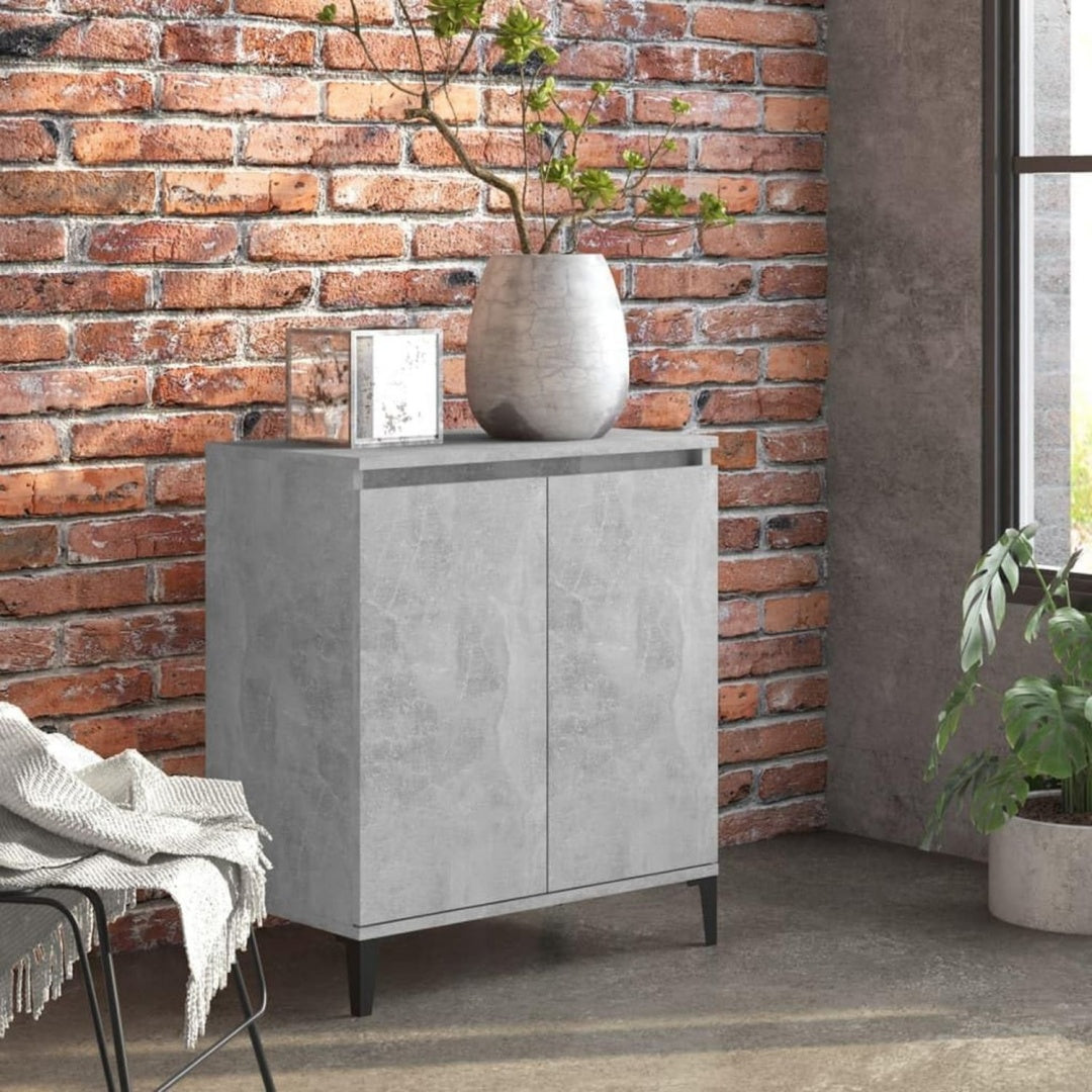 Ein Metallgestell praegt das Sideboard in Betongrau