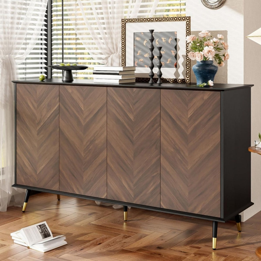 Verstellbare Ablagen praegen das Sideboard aus Holzwerkstoff